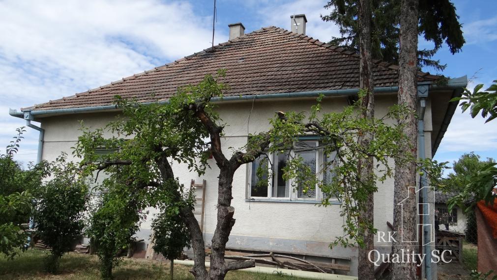 90301 - BERNOLÁKOVO okr. SENEC - NA PREDAJ veľký pozemok so starším rodinným domom - Hlavná ulica