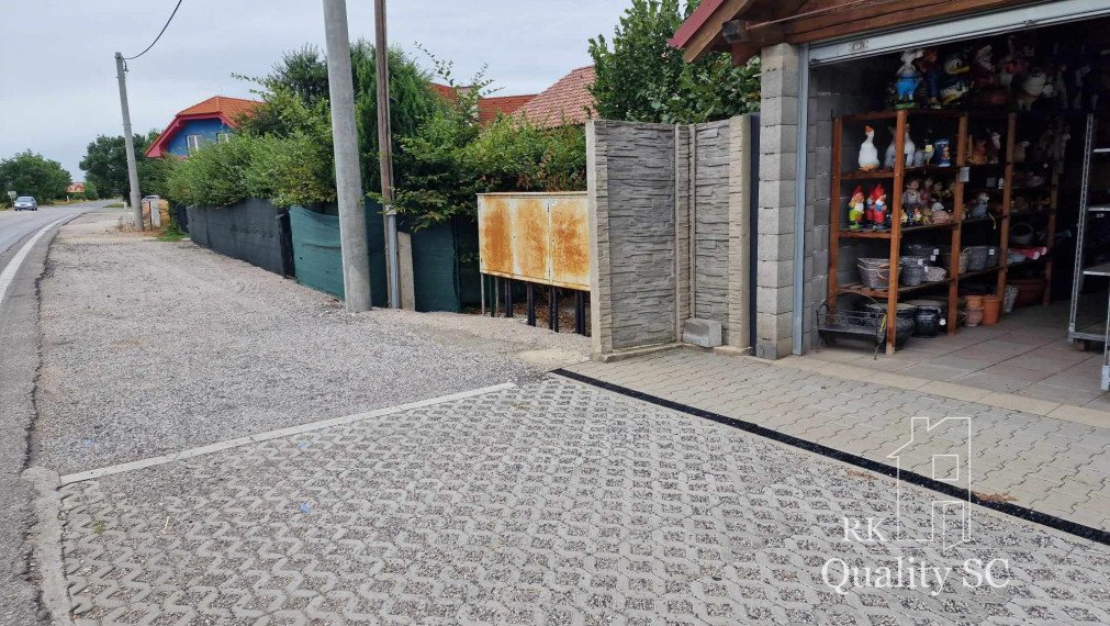 Okres Senec - obec Veľký Biel - NA PREDAJ  Obchodný priestor ideálny na podnikanie, vedľa hlavnej cesty na takmer 12á pozemku