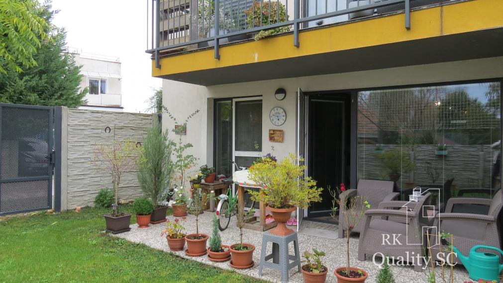 90301 - Slnečné jazerá Juh SENEC – NA PREDAJ 3-izbový apartmánový byt so záhradkou na Slnečných jazerách juh – bývanie ako na dovolenke