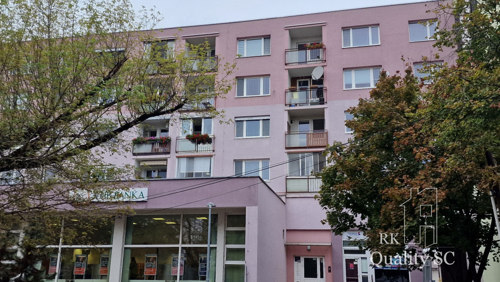 90301 - NA PRENÁJOM - Nám. 1. mája v Senci- 4 izbový čiastočne zariadený byt v dobrej lokalite v blízkosti pešej zóny