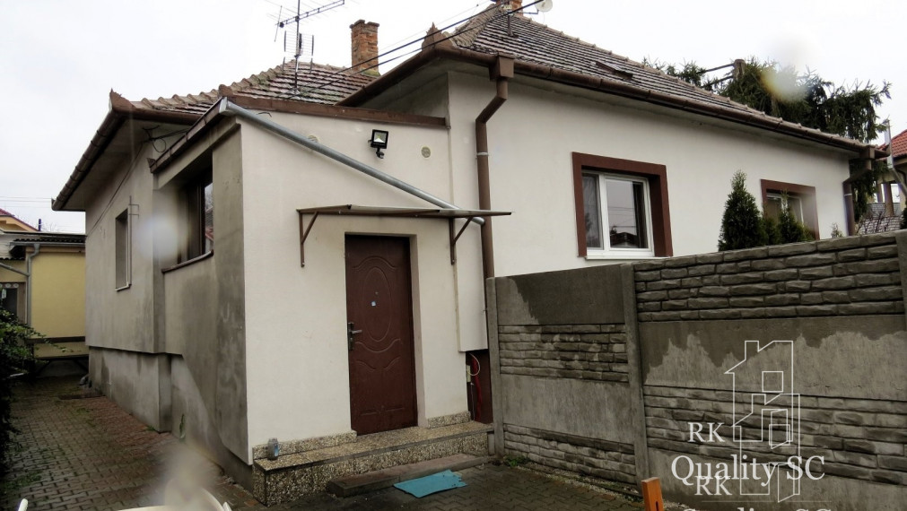 PREDANÉ - SENEC – NA PREDAJ klasický starší rodinný dom s 2 ďalšími objektami v blízkosti centra mesta - vhodná investícia na prenájom - Vinohradnícka ulica v Senci