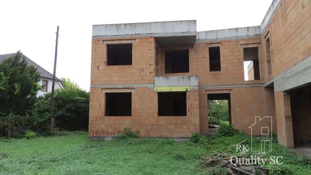 NOVÁ CENA - okr. SENEC - KRÁĽOVÁ PRI SENCI – NA PREDAJ – PRE NÁROČNÝCH rozostavaný rodinný dom v centre obce s veľkým pozemkom vyše 23á