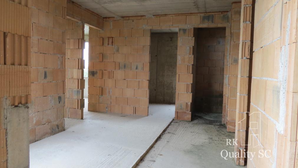 NOVÁ CENA - okr. SENEC - KRÁĽOVÁ PRI SENCI – NA PREDAJ – PRE NÁROČNÝCH rozostavaný rodinný dom v centre obce s veľkým pozemkom vyše 23á