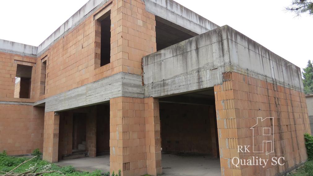 NOVÁ CENA - okr. SENEC - KRÁĽOVÁ PRI SENCI – NA PREDAJ – PRE NÁROČNÝCH rozostavaný rodinný dom v centre obce s veľkým pozemkom vyše 23á