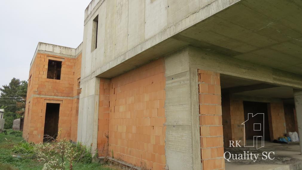 NOVÁ CENA - okr. SENEC - KRÁĽOVÁ PRI SENCI – NA PREDAJ – PRE NÁROČNÝCH rozostavaný rodinný dom v centre obce s veľkým pozemkom vyše 23á