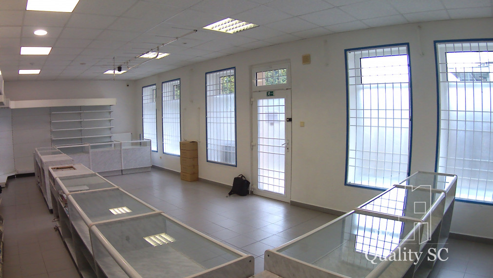 SENEC - NA PREDAJ polyfunkčný objekt v úplnom centre mesta, skladá sa z obchodného priestoru a nad ním z 3,5 izbového bytu, vhodného aj na kancelárie so skladovacím priestorom