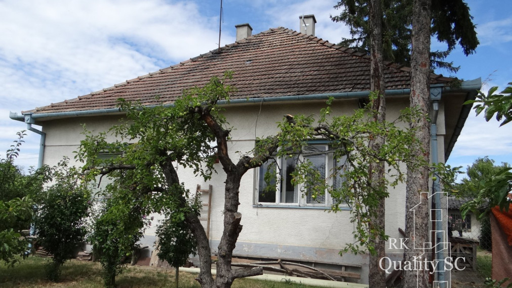 PREDANÉ - BERNOLÁKOVO - NA PREDAJ – VEĽKÝ POZEMOK so starším obývaným rodinným domom - udržiavanou záhradou, aj pre developera