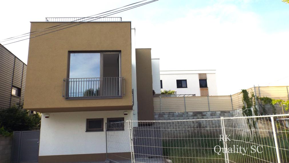 SENEC – SLNEČNÉ JAZERÁ JUH – NA PREDAJ – novostavba 3 izbového bytu s fotovoltikou v rekreačnej dvoj-chate so záhradou a parkingom