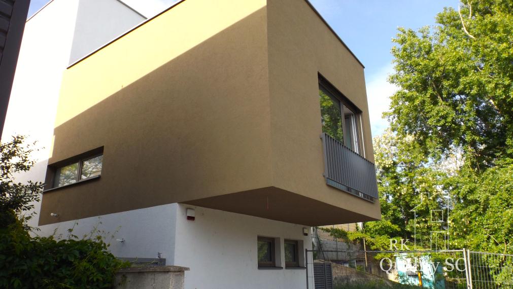 SENEC – SLNEČNÉ JAZERÁ JUH – NA PREDAJ – novostavba 3 izbového bytu s fotovoltikou v rekreačnej dvoj-chate so záhradou a parkingom