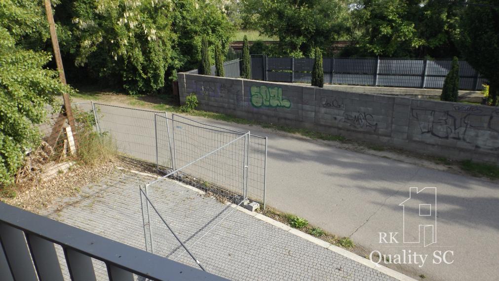 SENEC – SLNEČNÉ JAZERÁ JUH – NA PREDAJ – novostavba 3 izbového bytu s fotovoltikou v rekreačnej dvoj-chate so záhradou a parkingom