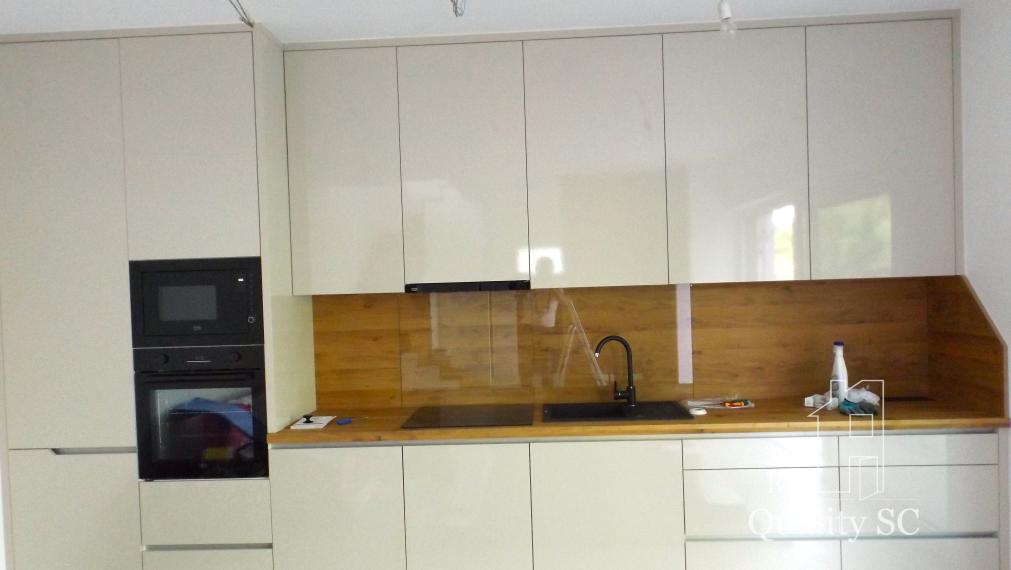 SENEC – SLNEČNÉ JAZERÁ JUH – NA PREDAJ – novostavba 3 izbového bytu s fotovoltikou v rekreačnej dvoj-chate so záhradou a parkingom