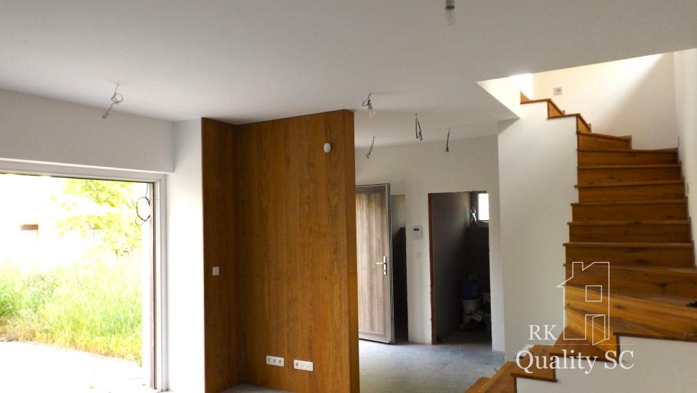 SENEC – SLNEČNÉ JAZERÁ JUH – NA PREDAJ – novostavba 3 izbového bytu s fotovoltikou v rekreačnej dvoj-chate so záhradou a parkingom