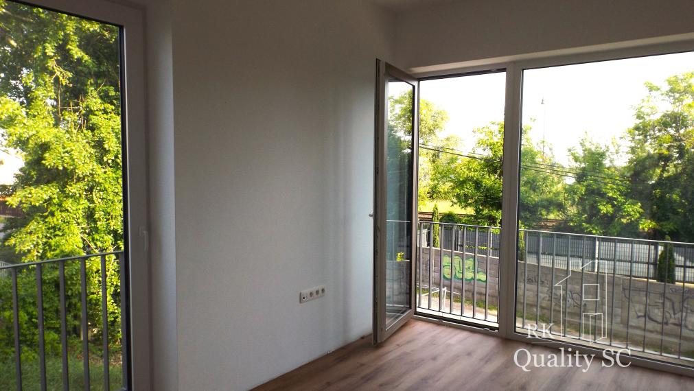 SENEC – SLNEČNÉ JAZERÁ JUH – NA PREDAJ – novostavba 3 izbového bytu s fotovoltikou v rekreačnej dvoj-chate so záhradou a parkingom