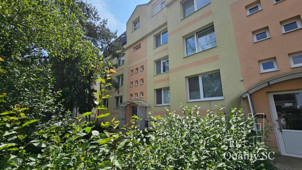 EXKLUZÍVNE IBA U NÁS - NA PREDAJ zariadená garsónka v zateplenej bytovke v Senci
