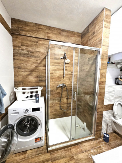 REZERVOVANÉ - SENEC - NA PREDAJ EXKLUZÍVNE IBA U NÁS - 2 izbový byt v centre mesta na Nám. 1. mája v Senci