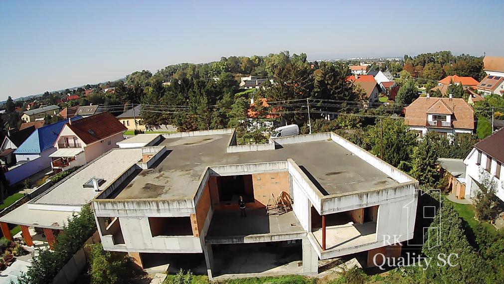 NOVÁ CENA - okr. SENEC - KRÁĽOVÁ PRI SENCI – NA PREDAJ – PRE NÁROČNÝCH rozostavaný rodinný dom v centre obce s veľkým pozemkom vyše 23á