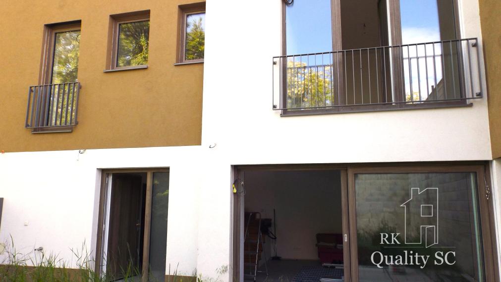 SENEC – SLNEČNÉ JAZERÁ JUH – NA PREDAJ – novostavba 3 izbového bytu s fotovoltikou v rekreačnej dvoj-chate so záhradou a parkingom