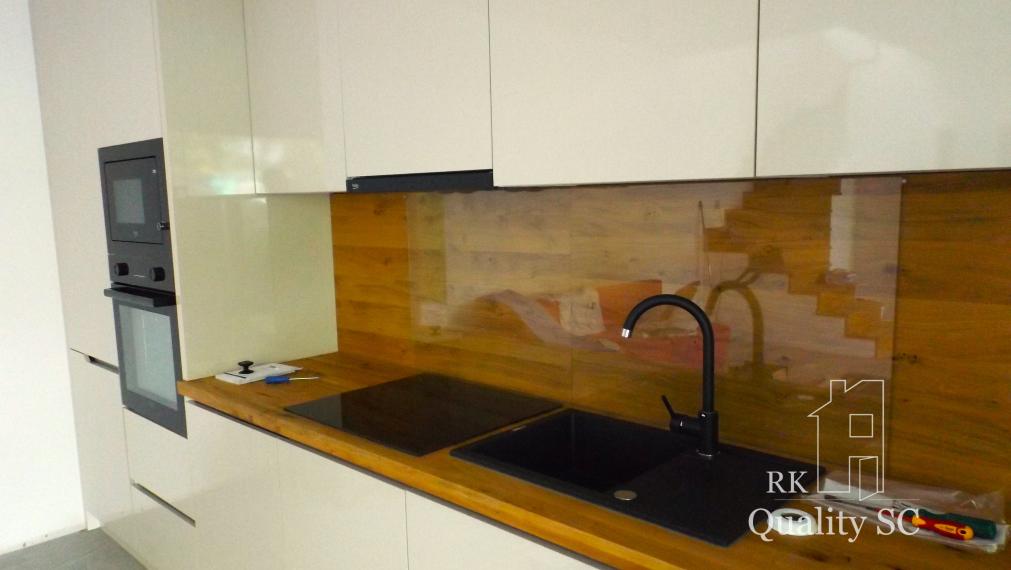 SENEC – SLNEČNÉ JAZERÁ JUH – NA PREDAJ – novostavba 3 izbového bytu s fotovoltikou v rekreačnej dvoj-chate so záhradou a parkingom