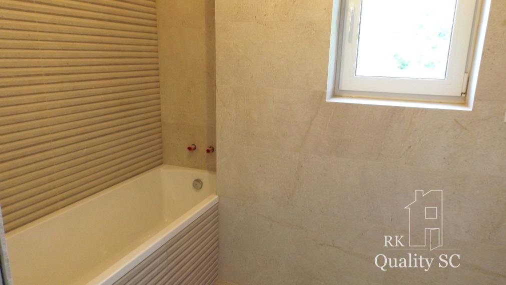 SENEC – SLNEČNÉ JAZERÁ JUH – NA PREDAJ – novostavba 3 izbového bytu s fotovoltikou v rekreačnej dvoj-chate so záhradou a parkingom