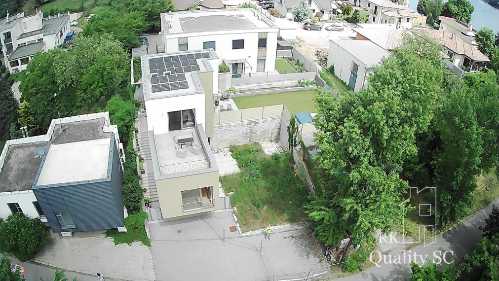 SENEC – SLNEČNÉ JAZERÁ JUH – NA PREDAJ – novostavba 3 izbového bytu s fotovoltikou v rekreačnej dvoj-chate so záhradou a parkingom