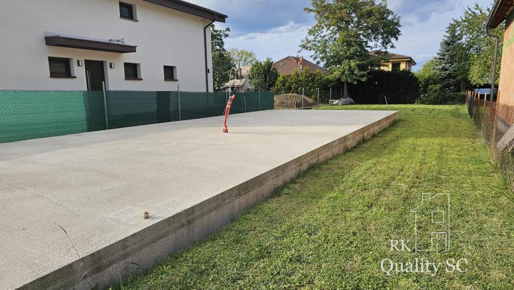 Okres Senec - BERNOLÁKOVO - NA PREDAJ stavebný pozemok so základovou doskou, projektom a stavebným povolením