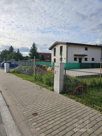 Okres Senec - BERNOLÁKOVO - NA PREDAJ stavebný pozemok so základovou doskou, projektom a stavebným povolením