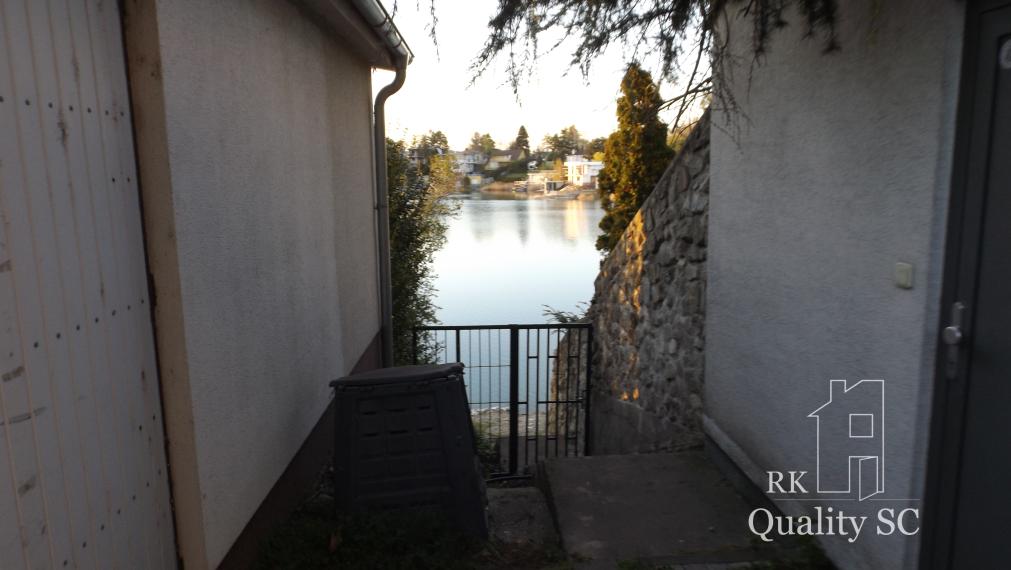 ZIMNÁ CENA 189.900,- SENEC – SLNEČNÉ JAZERÁ JUH – NA PREDAJ - romantická rekreačná chata po rekonštrukcii s prístupom na pláž