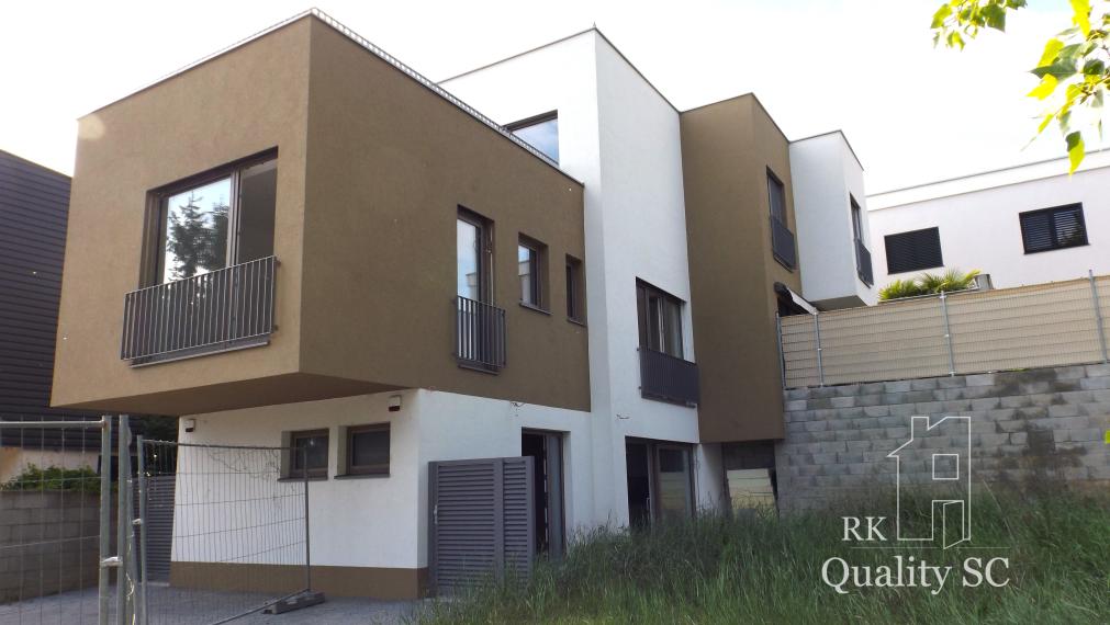 SENEC – SLNEČNÉ JAZERÁ JUH – NA PREDAJ – novostavba 3 izbového bytu s fotovoltikou v rekreačnej dvoj-chate so záhradou a parkingom