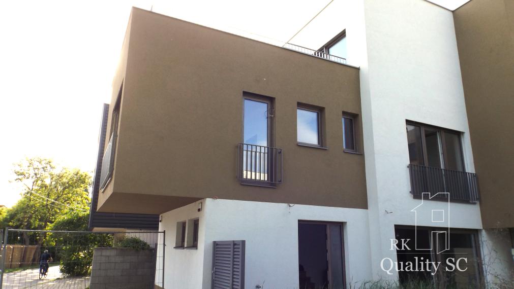 SENEC – SLNEČNÉ JAZERÁ JUH – NA PREDAJ – novostavba 3 izbového bytu s fotovoltikou v rekreačnej dvoj-chate so záhradou a parkingom