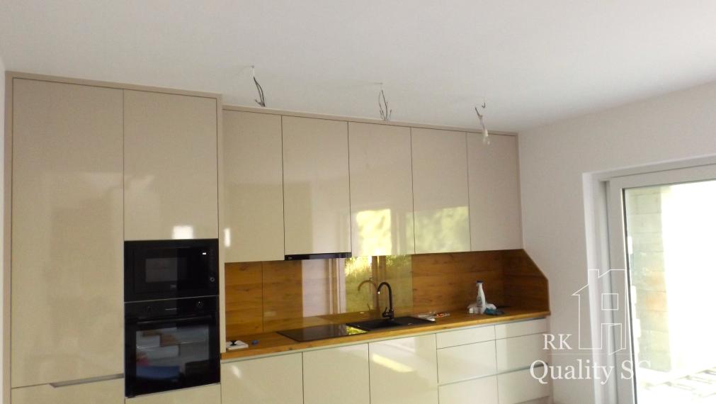 SENEC – SLNEČNÉ JAZERÁ JUH – NA PREDAJ – novostavba 3 izbového bytu s fotovoltikou v rekreačnej dvoj-chate so záhradou a parkingom