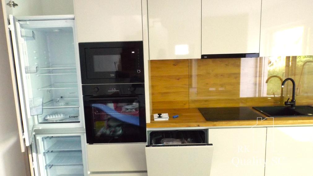 SENEC – SLNEČNÉ JAZERÁ JUH – NA PREDAJ – novostavba 3 izbového bytu s fotovoltikou v rekreačnej dvoj-chate so záhradou a parkingom