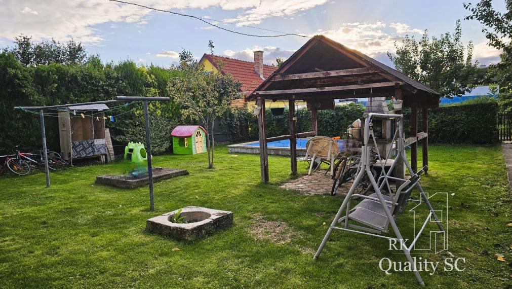 NOVÁ CENA - Okr. Senec - TUREŇ - EXKLUZÍVNE NA PREDAJ rodinný dom na 8 á pozemku s veľkometrážnymi izbami