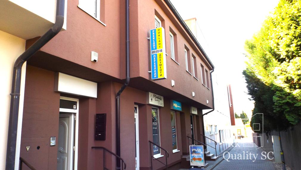 NA PREDAJ – polyfunkčný objekt v úplnom centre mesta Senec - obchodný priestor na prízemí a kancelárie na poschodí - pri pešej zóne