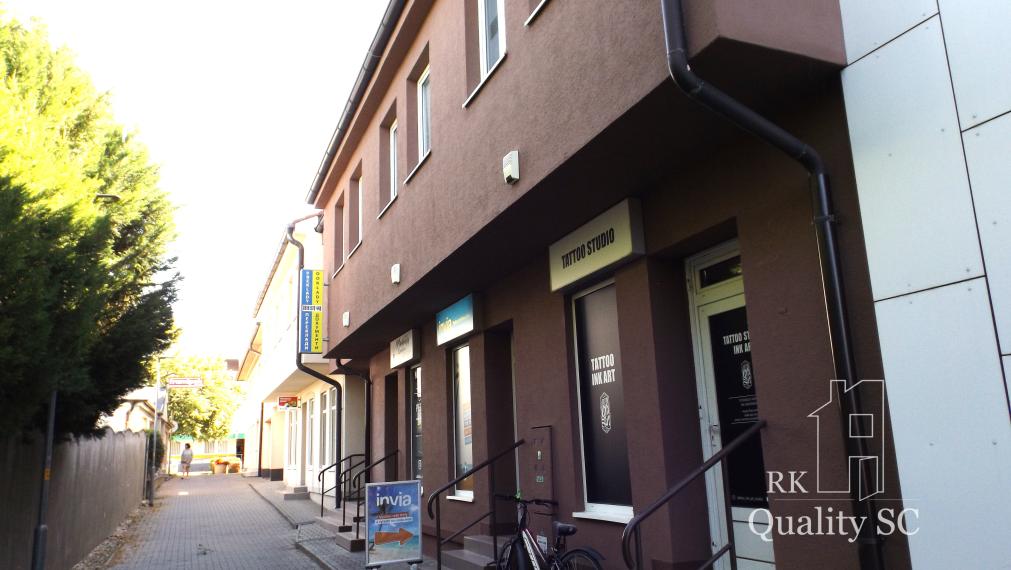 NA PREDAJ – polyfunkčný objekt v úplnom centre mesta Senec - obchodný priestor na prízemí a kancelárie na poschodí - pri pešej zóne