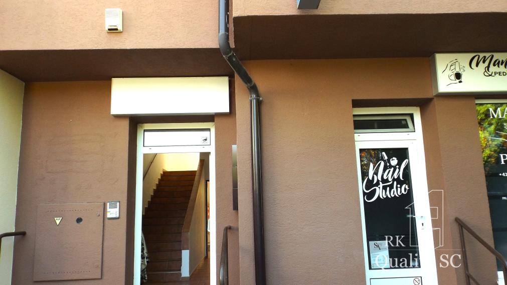 NA PREDAJ – polyfunkčný objekt v úplnom centre mesta Senec - obchodný priestor na prízemí a kancelárie na poschodí - pri pešej zóne