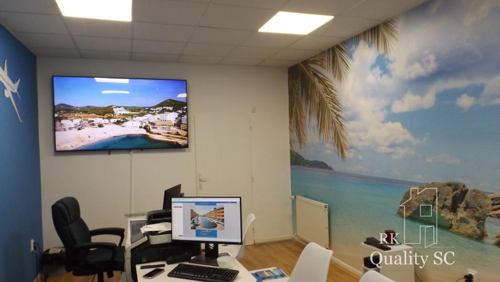 NA PREDAJ – polyfunkčný objekt v úplnom centre mesta Senec - obchodný priestor na prízemí a kancelárie na poschodí - pri pešej zóne