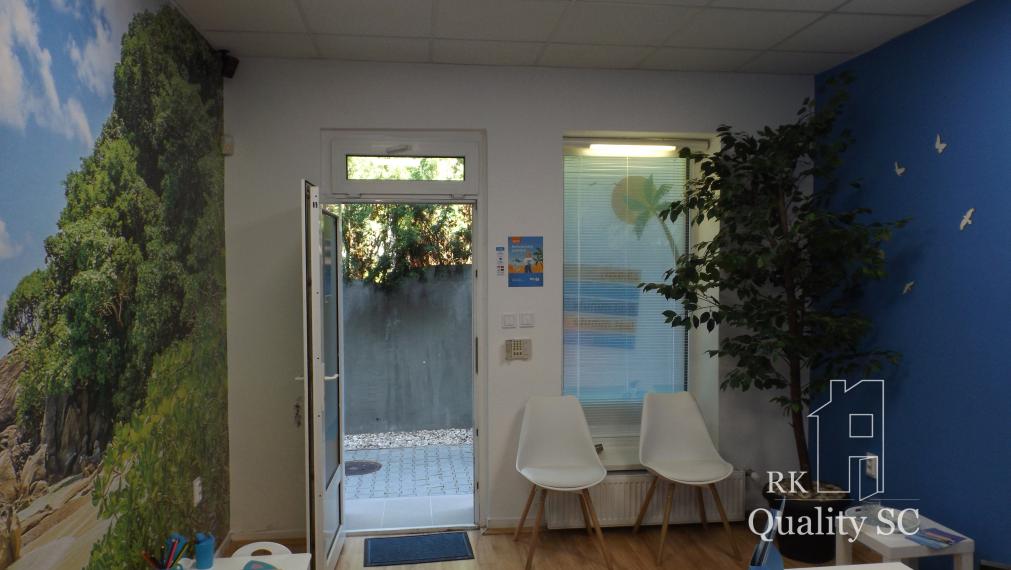 NA PREDAJ – polyfunkčný objekt v úplnom centre mesta Senec - obchodný priestor na prízemí a kancelárie na poschodí - pri pešej zóne