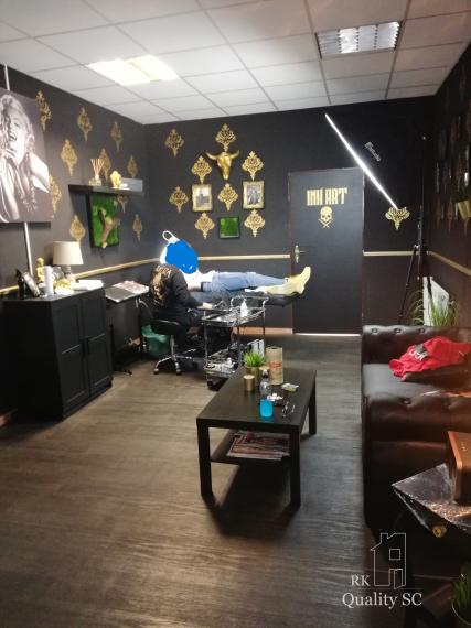 NA PREDAJ – polyfunkčný objekt v úplnom centre mesta Senec - obchodný priestor na prízemí a kancelárie na poschodí - pri pešej zóne