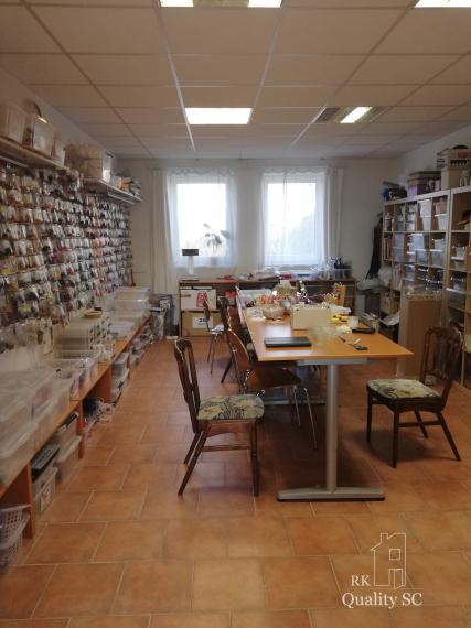 NA PREDAJ – polyfunkčný objekt v úplnom centre mesta Senec - obchodný priestor na prízemí a kancelárie na poschodí - pri pešej zóne