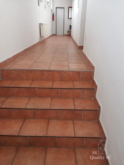 NA PREDAJ – polyfunkčný objekt v úplnom centre mesta Senec - obchodný priestor na prízemí a kancelárie na poschodí - pri pešej zóne