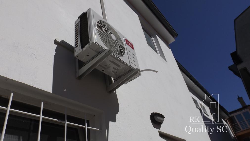 NA PREDAJ – polyfunkčný objekt v úplnom centre mesta Senec - obchodný priestor na prízemí a kancelárie na poschodí - pri pešej zóne