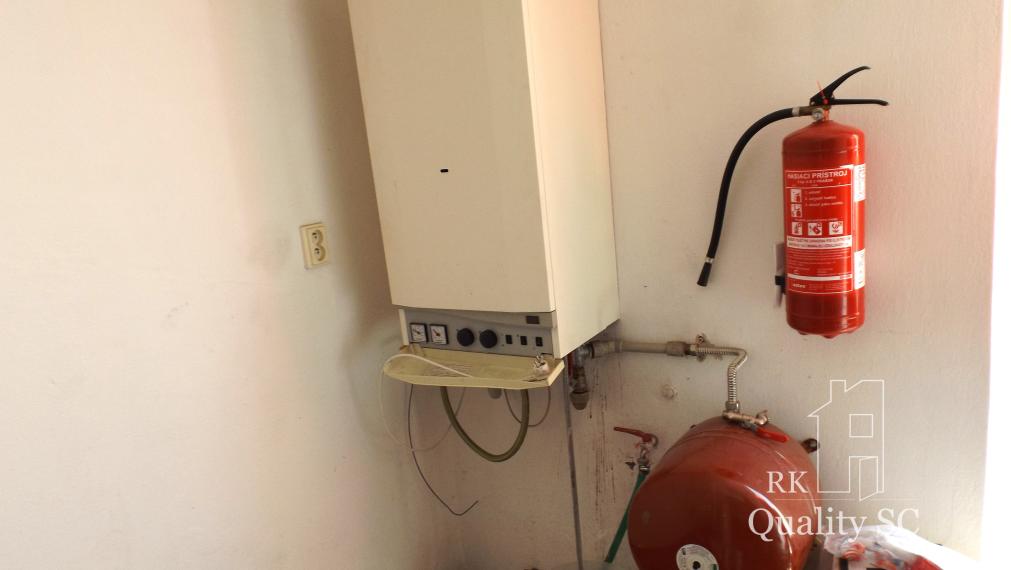 NA PREDAJ – polyfunkčný objekt v úplnom centre mesta Senec - obchodný priestor na prízemí a kancelárie na poschodí - pri pešej zóne