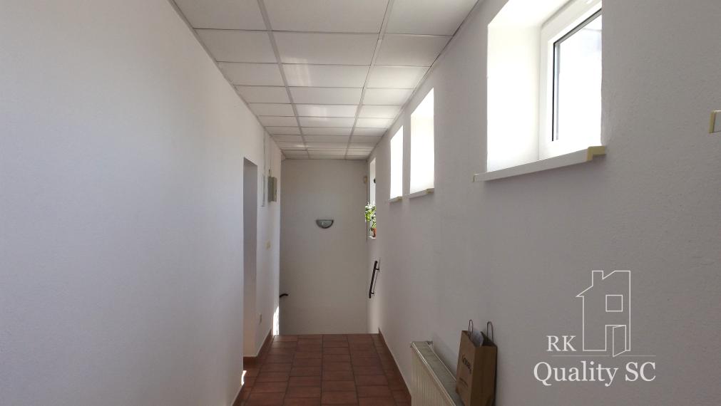 NA PREDAJ – polyfunkčný objekt v úplnom centre mesta Senec - obchodný priestor na prízemí a kancelárie na poschodí - pri pešej zóne