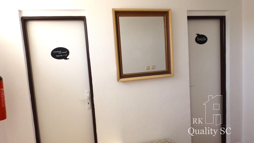 NA PREDAJ – polyfunkčný objekt v úplnom centre mesta Senec - obchodný priestor na prízemí a kancelárie na poschodí - pri pešej zóne