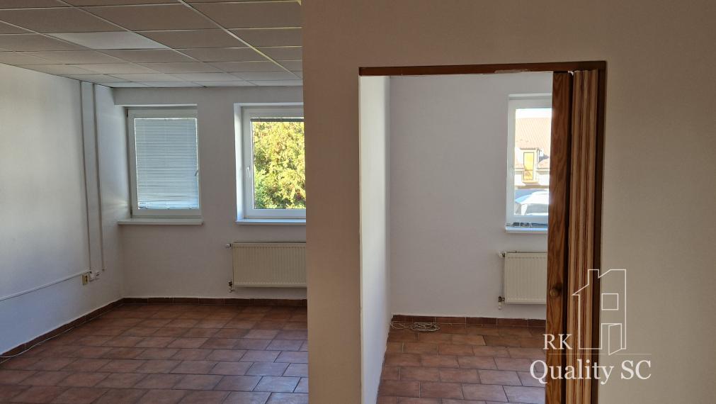 NA PREDAJ – polyfunkčný objekt v úplnom centre mesta Senec - obchodný priestor na prízemí a kancelárie na poschodí - pri pešej zóne