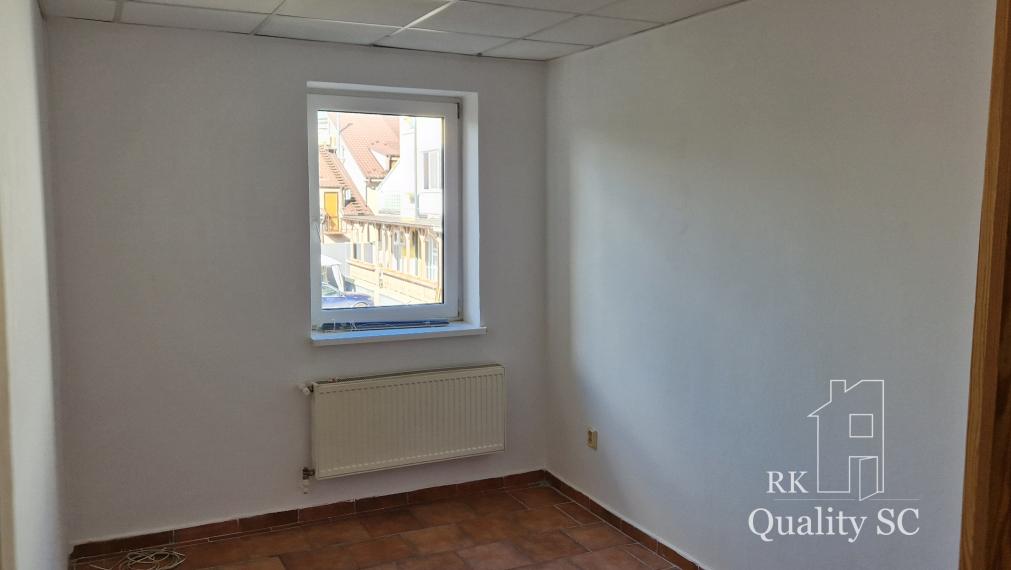 NA PREDAJ – polyfunkčný objekt v úplnom centre mesta Senec - obchodný priestor na prízemí a kancelárie na poschodí - pri pešej zóne