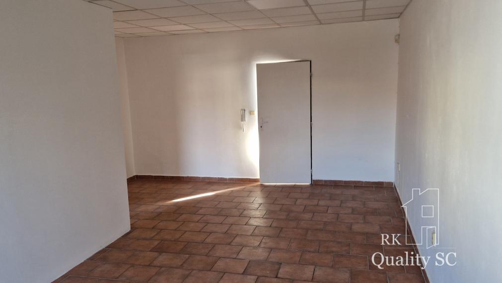 NA PREDAJ – polyfunkčný objekt v úplnom centre mesta Senec - obchodný priestor na prízemí a kancelárie na poschodí - pri pešej zóne