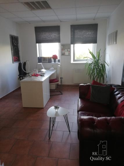 NA PREDAJ – polyfunkčný objekt v úplnom centre mesta Senec - obchodný priestor na prízemí a kancelárie na poschodí - pri pešej zóne