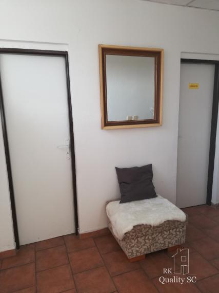 NA PREDAJ – polyfunkčný objekt v úplnom centre mesta Senec - obchodný priestor na prízemí a kancelárie na poschodí - pri pešej zóne