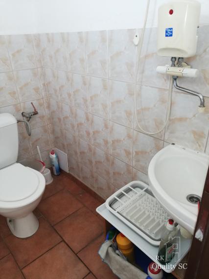 NA PREDAJ – polyfunkčný objekt v úplnom centre mesta Senec - obchodný priestor na prízemí a kancelárie na poschodí - pri pešej zóne